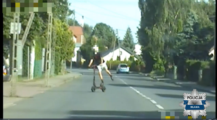 Jechał na jednym kole, prowadził jedną ręką. Nastolatek odpowie przed sądem rodzinnym